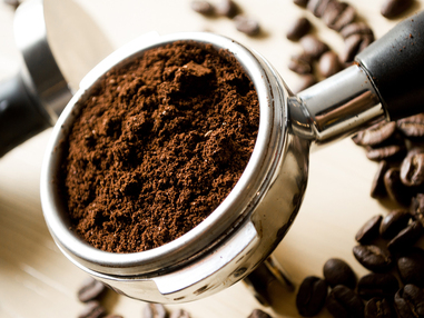 7 способов применения кофейной гущи в саду